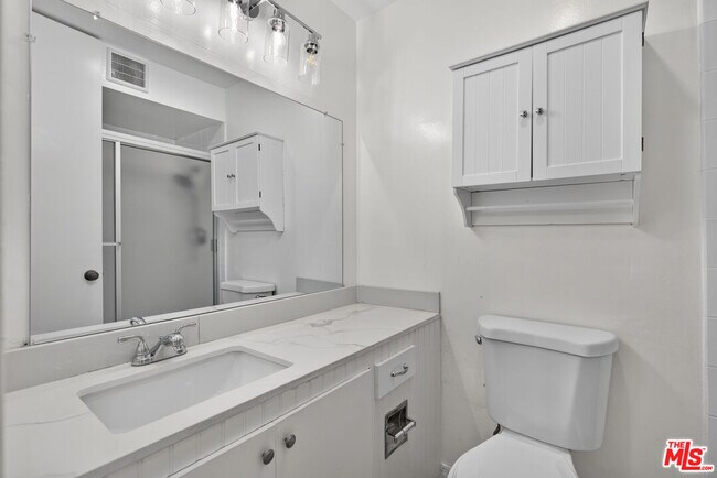 Building Photo - 6505 Green Valley Cir
