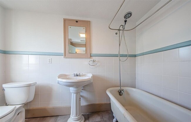 Building Photo - 620 Earle Ave N