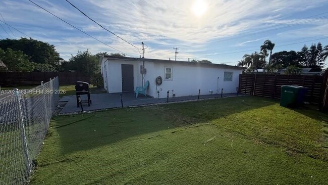 Building Photo - 1212 E River Dr