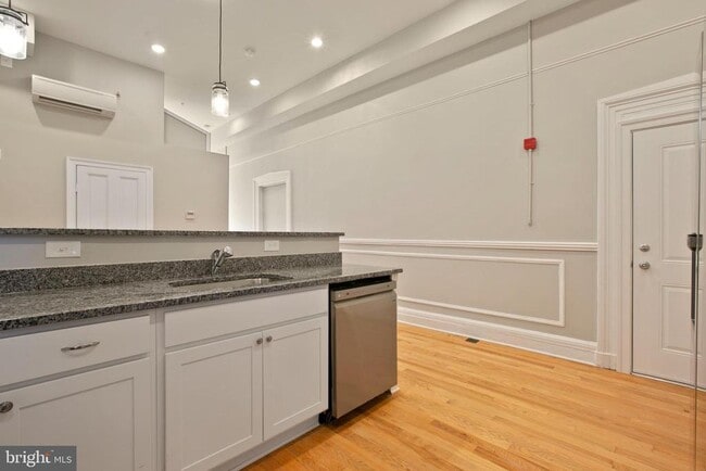 Building Photo - 106 W Saratoga St
