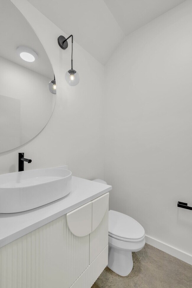 Building Photo - Brand-New Townhome Just Minutes from Downt...