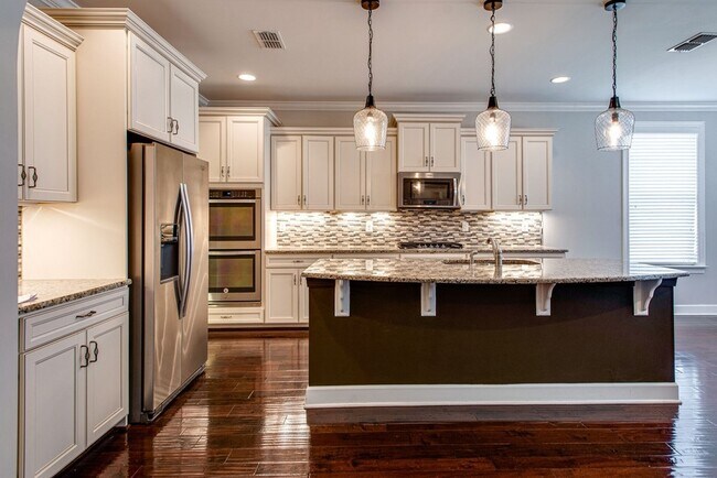 Building Photo - 9810 Glenmore Ln