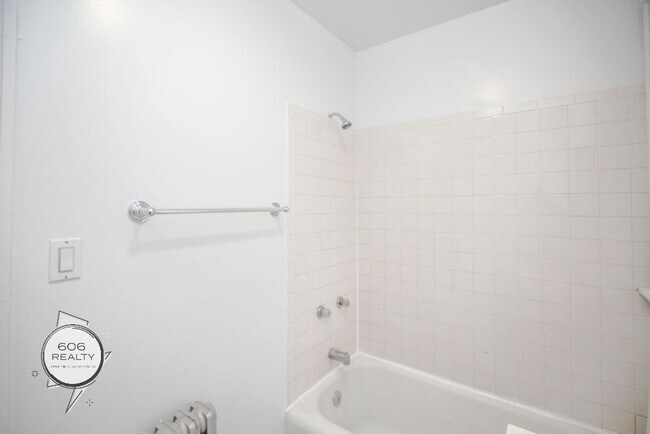 Building Photo - Bright and Sunny Cicero apartments! SPECIAL OFFER!