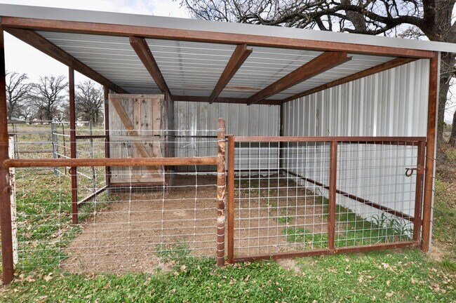 Building Photo - COMING SOON - FOR LEASE! Hard to Find Hors...