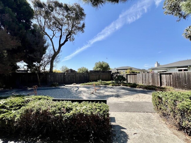 Building Photo - 630 Pilgrim Dr