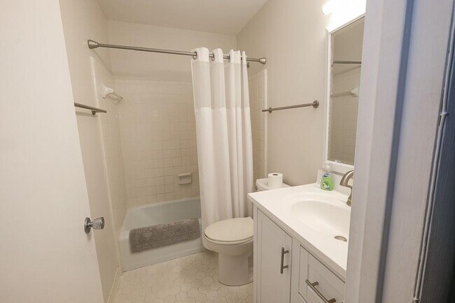 Building Photo - 800 Mallery St