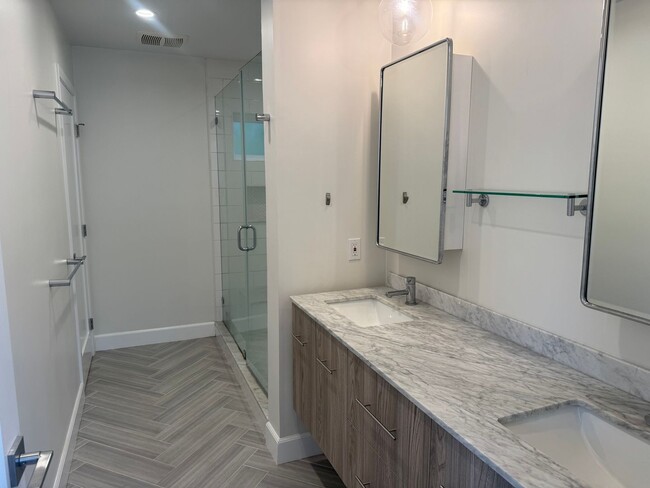 Building Photo - Stunning updated 3 Bedroom, 2 Bathroom Hom...