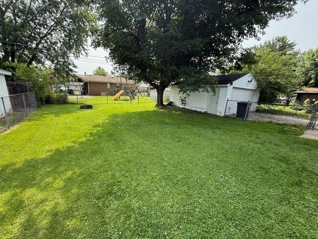 Building Photo - 1916 S Taft Ave