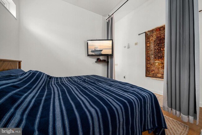 Building Photo - 675 E St NW