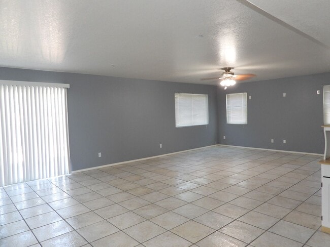 Building Photo - 5 bedroom 3 bath