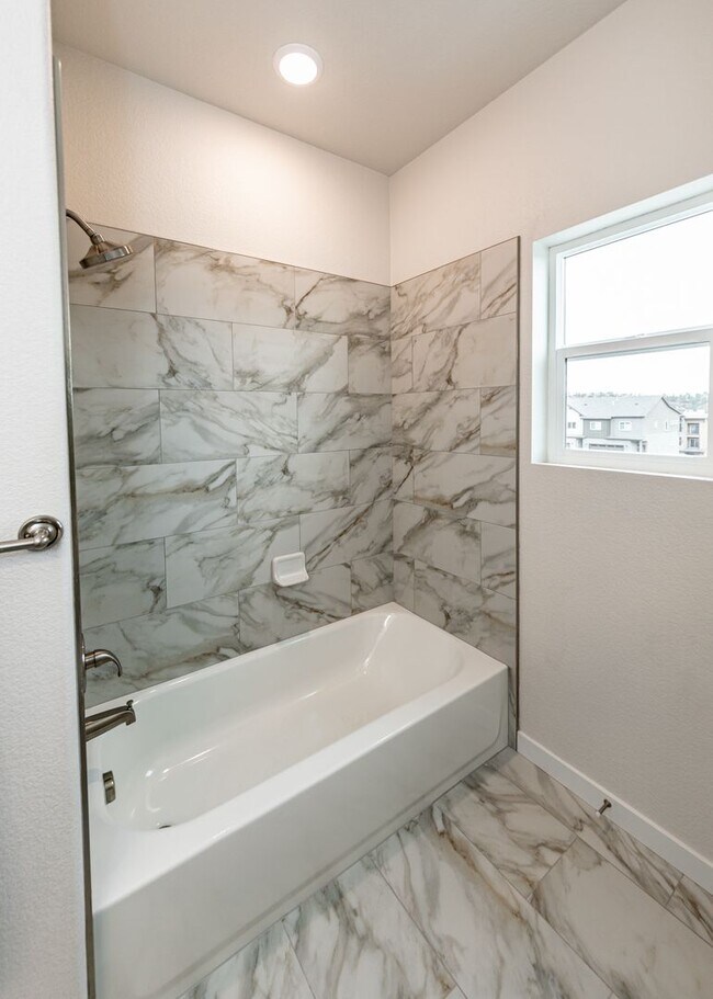 Building Photo - 3 Bedroom End Unit Luxury Townhome in Moun...