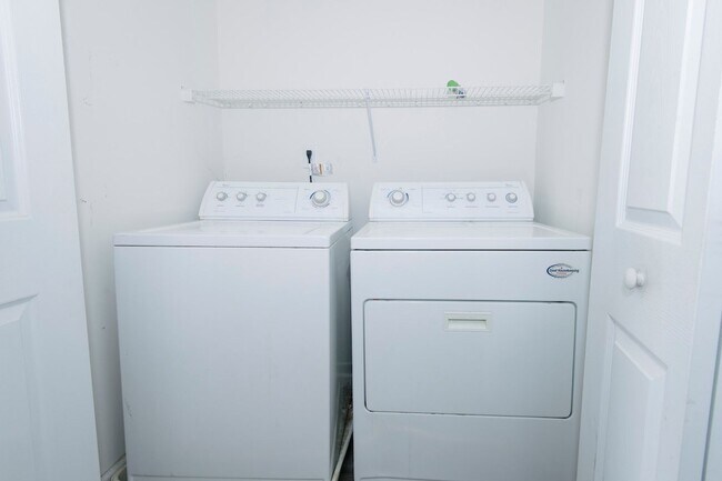 Building Photo - Charming Cape-Cod in the Heart of Apex! First Floor Master! Pet Friendly!