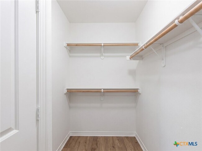 Building Photo - 305 Cedar Ridge Dr