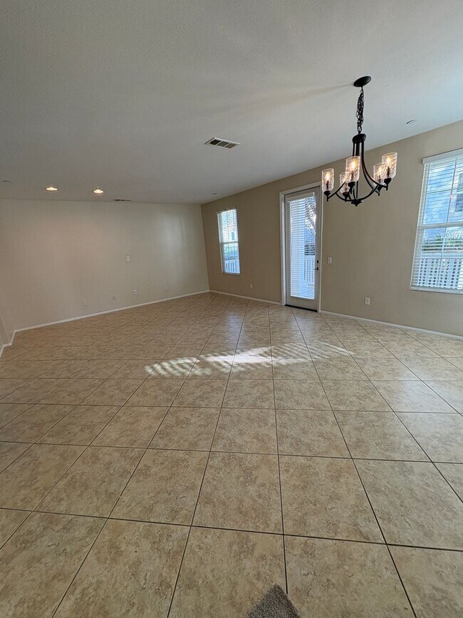 Building Photo - Spacious Townhome in Ventura!