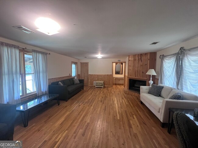 Building Photo - 844 Shorewood Cir