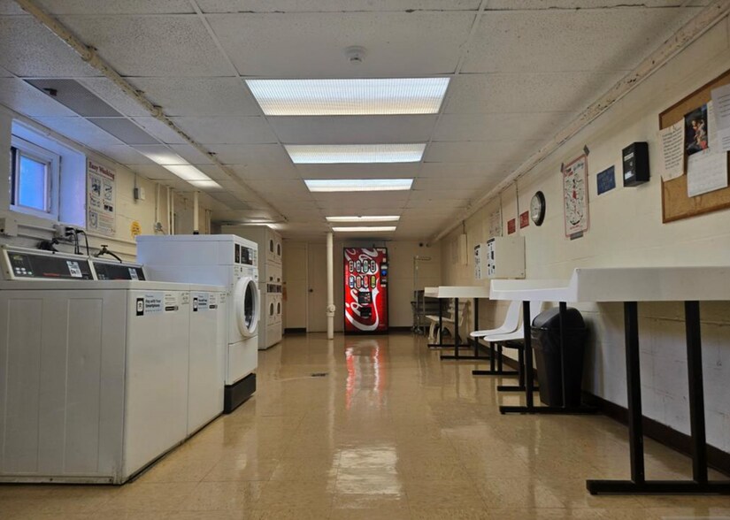 Building Photo - 2330 Linwood Ave