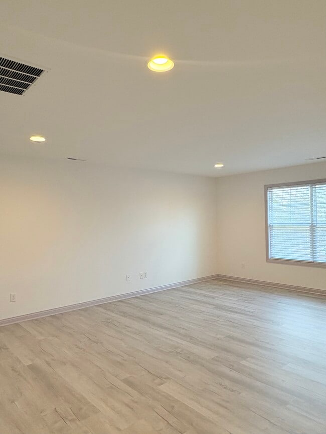 Building Photo - 839 Sweet Bay Ave