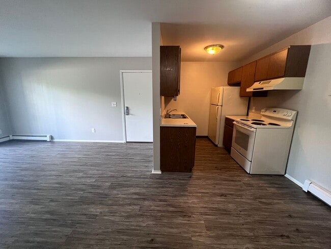 Building Photo - Spacious 1-Bedroom Apartment - Main Floor!
