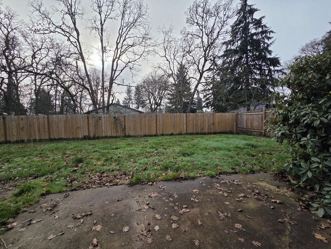 Building Photo - Spacious home with fully fenced yard!