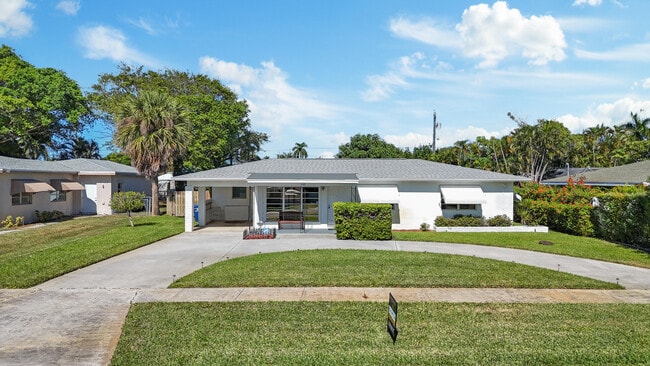 Building Photo - 225 E Ilex Dr