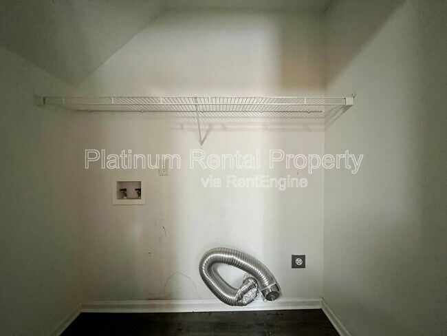 Building Photo - 4885 Robinson Square Dr