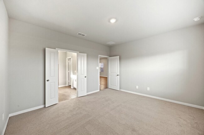 Building Photo - 607 Clover Crk Dr