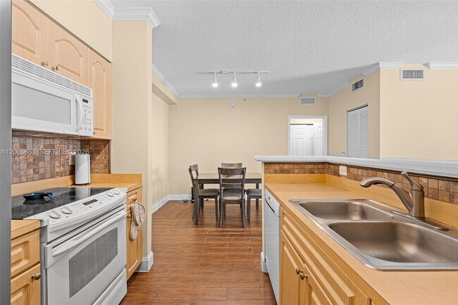 Building Photo - 6841 SW 44th St