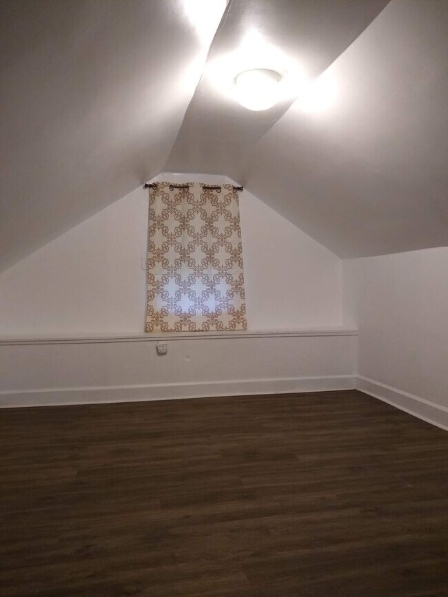 Building Photo - Three Bedroom Two Bath Single Family Home ...