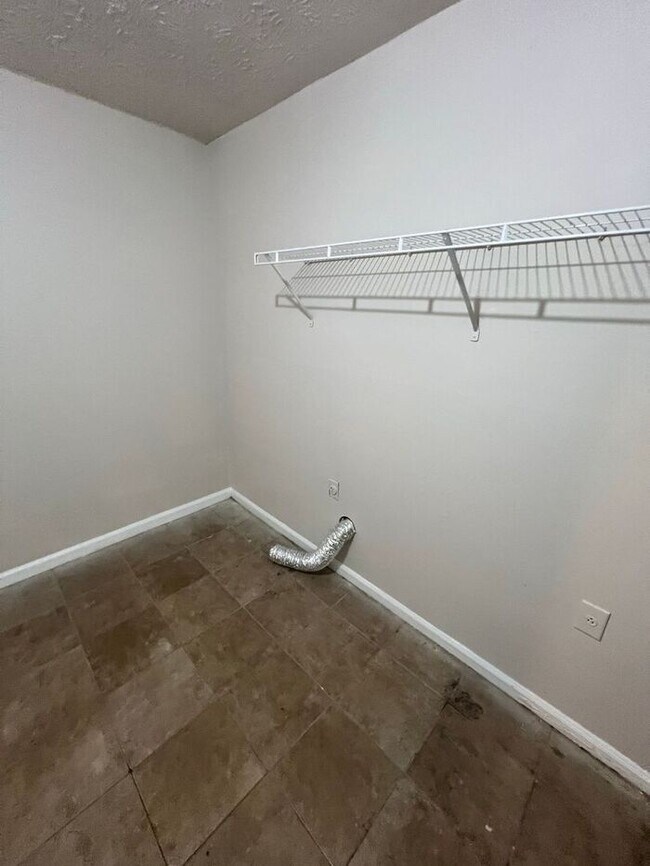 Building Photo - Spacious 2-Bedroom Townhome with Screened-In Porch!
