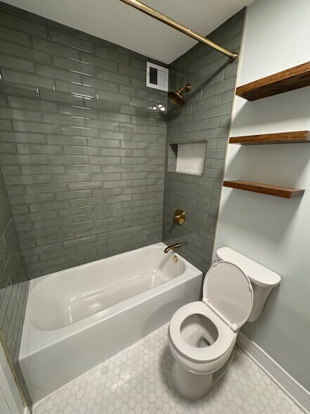 Tub/Shower - 3930 N Pine Grove Ave
