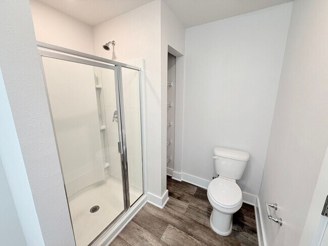 Building Photo - Stunning Townhome - Prime Pensacola Location