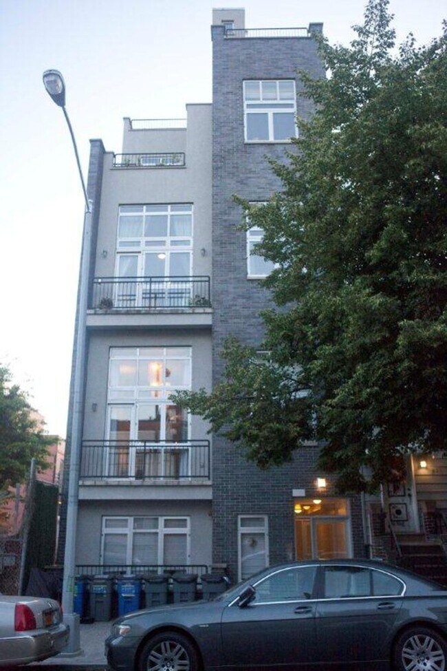 Building Photo - 319 Humboldt St
