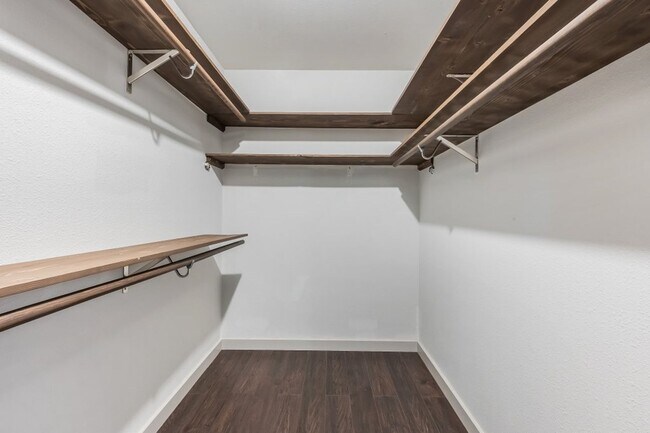 Building Photo - Emerald Estates 4 bed 2 bath with fenced yard