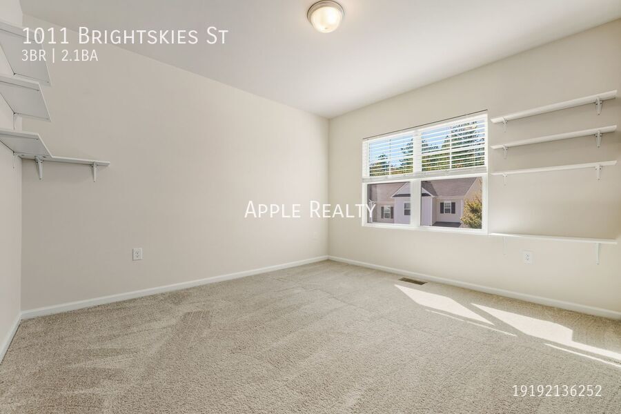 Building Photo - 1011 Brightskies St