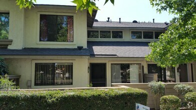 Building Photo - 2BED/2.5BATH
