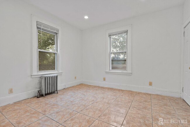 Building Photo - 213 Maple Ave