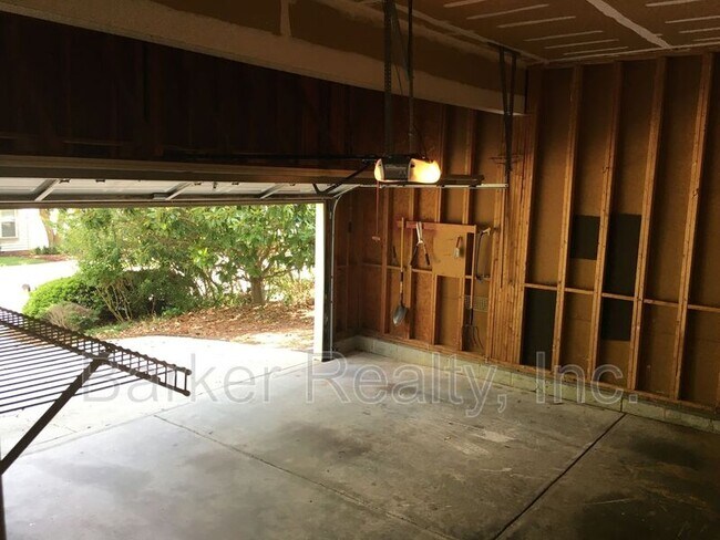 Building Photo - 2312 Colony Woods Dr
