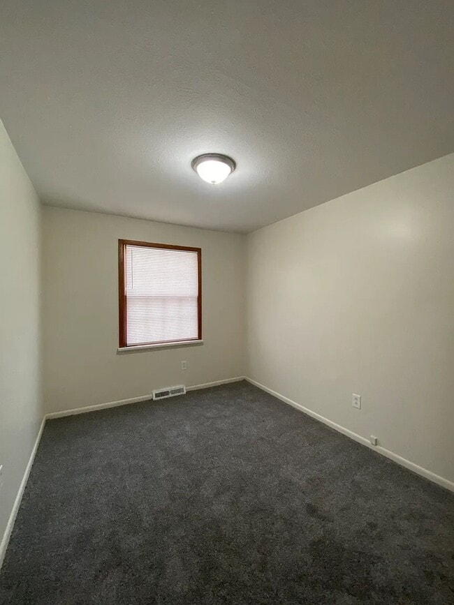 Building Photo - 2-Bedroom Remodeled Unit across from Lake Erie