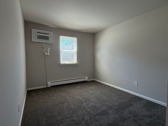 Building Photo - 2 Bed - Aston
