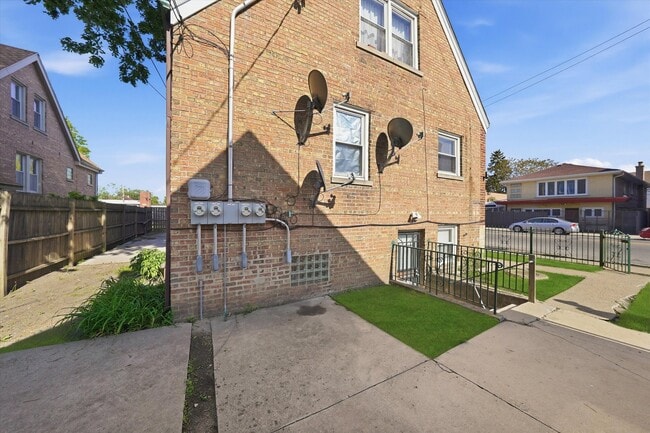 Building Photo - 7058 S Fairfield Ave