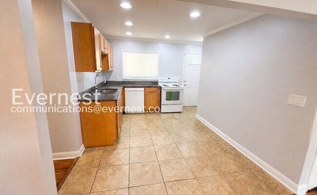 Building Photo - 2 Bed/1 Bath Home with Garage / Available Now!