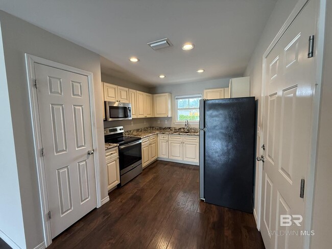 Building Photo - 912 Sentinel Cir