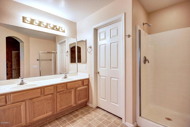 Building Photo - 886 W Bruce Ave