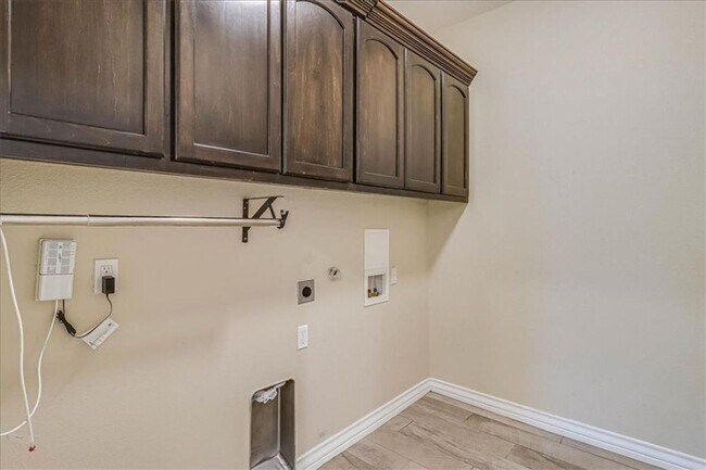 Building Photo - 6537 Paddington Dr