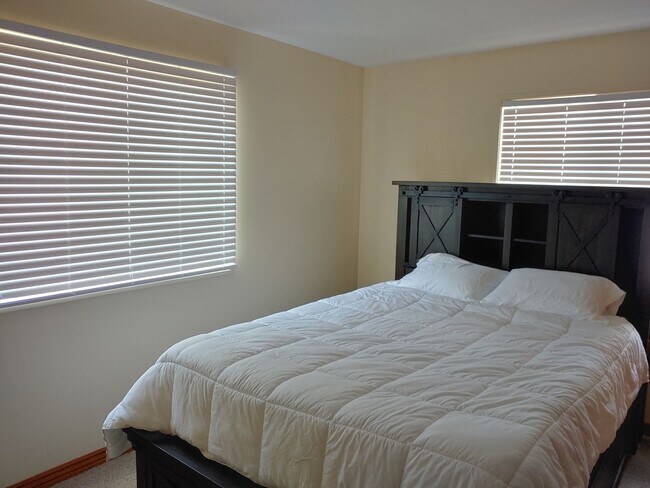 Building Photo - Fully Furnished Executive Sander's Beach Rental