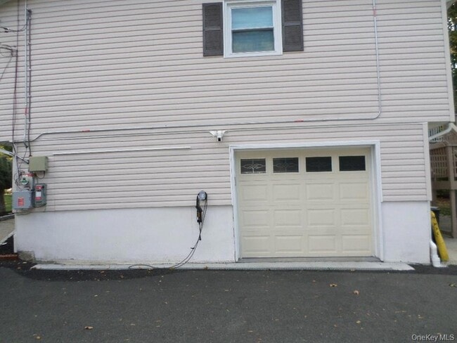 Building Photo - 8 Jodi Ln