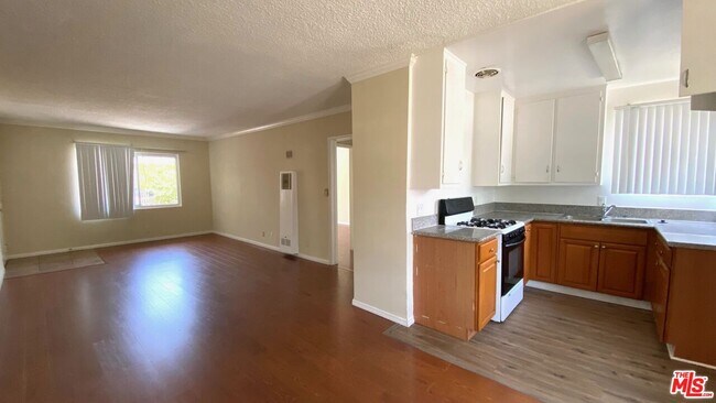 Building Photo - 443 S Wilton Pl