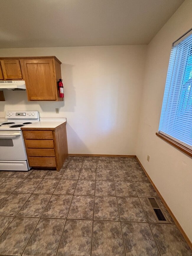 Building Photo - Great location for MSU and downtown.