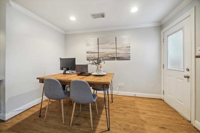 Building Photo - 611 E 20th St