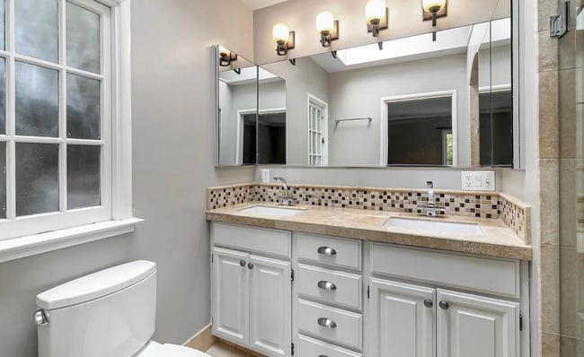 Building Photo - Beautiful Home in Upper Oakmore!